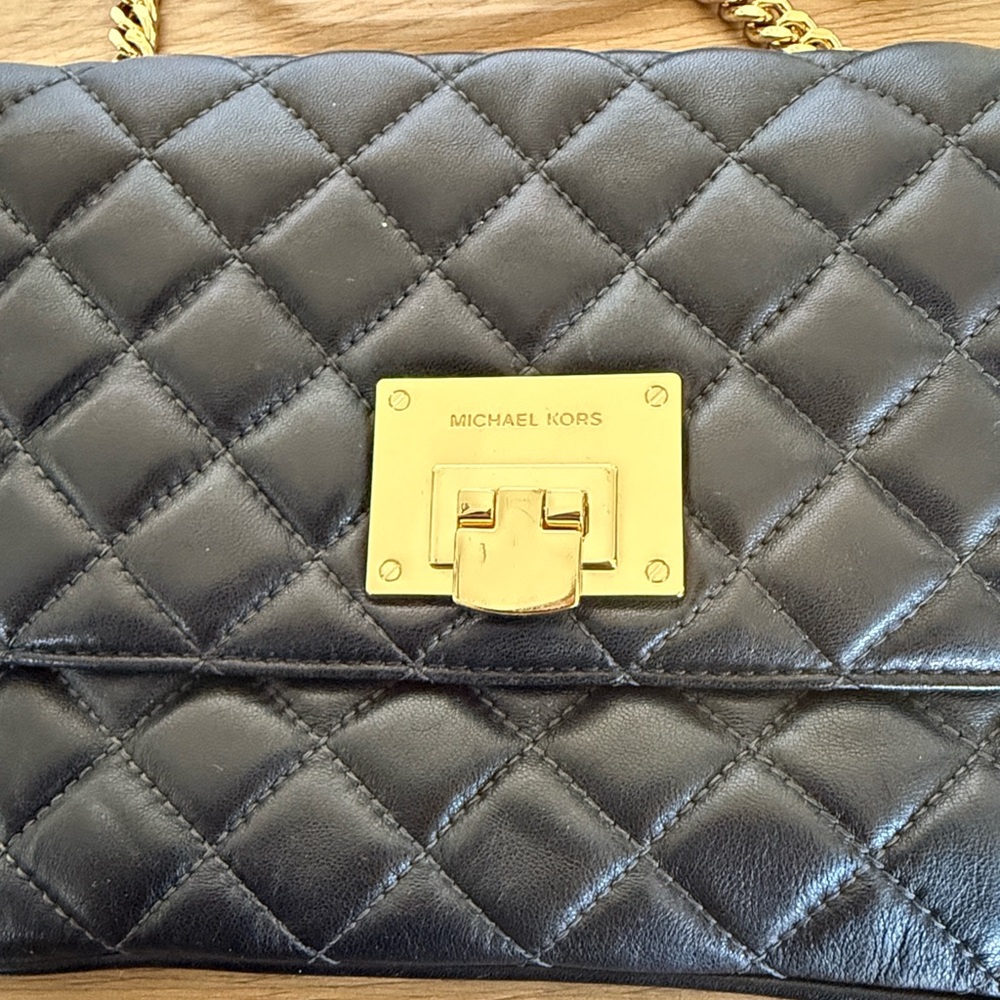 Michael Kors Classic Black Quilted Crossbody Bag with Adjustable Gold Chain - Picture 2 of 7